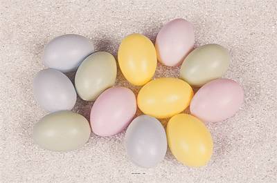 Gros œufs de Pâques assortis factices x12 H 65x45 mm plastique soufflé