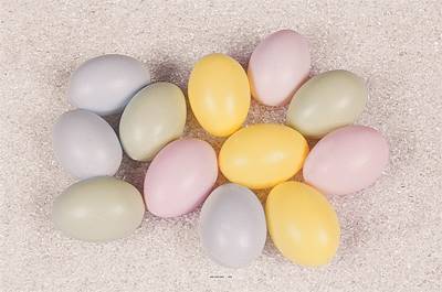 œufs de paques assortis X 12 en Plastique soufflé H 65x45 mm
