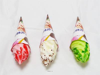 Cornets de glaces assortis factices x3 H 19 cm D 5 cm touché réel