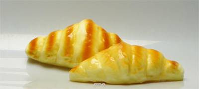 Croissant factices x2 L 160x90 mm touché réel